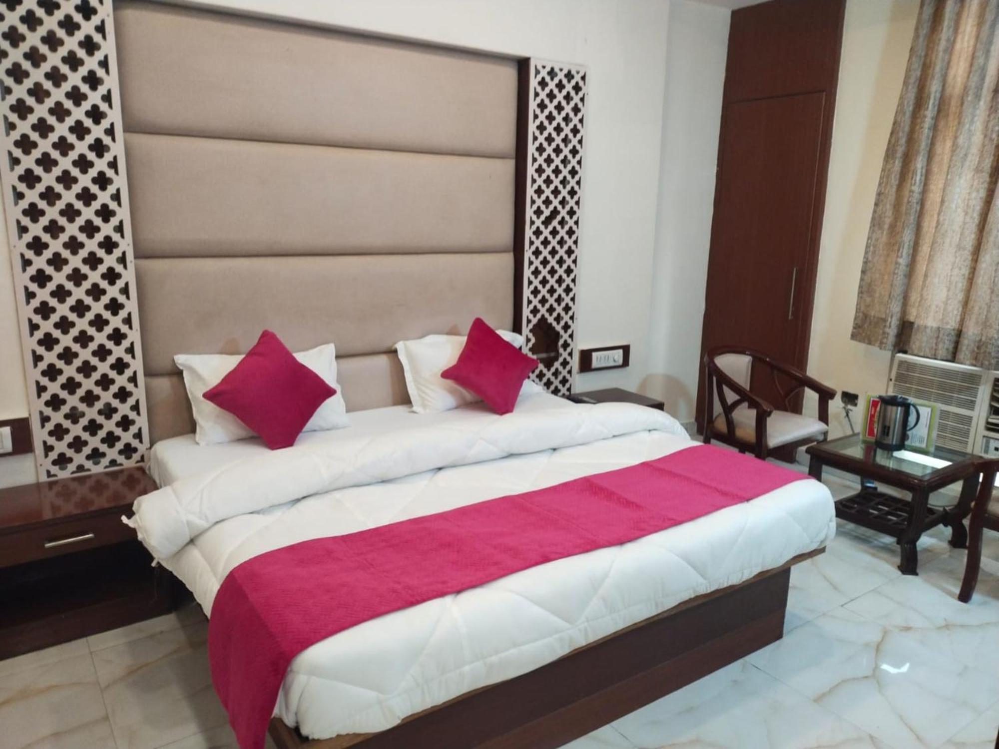 Hotel Lav Kush Deluxe At Paharganj Нью-Дели Экстерьер фото