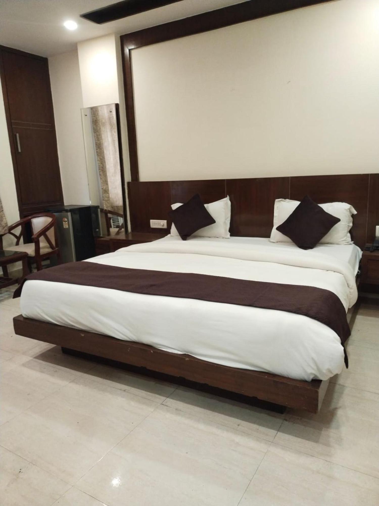 Hotel Lav Kush Deluxe At Paharganj Нью-Дели Экстерьер фото